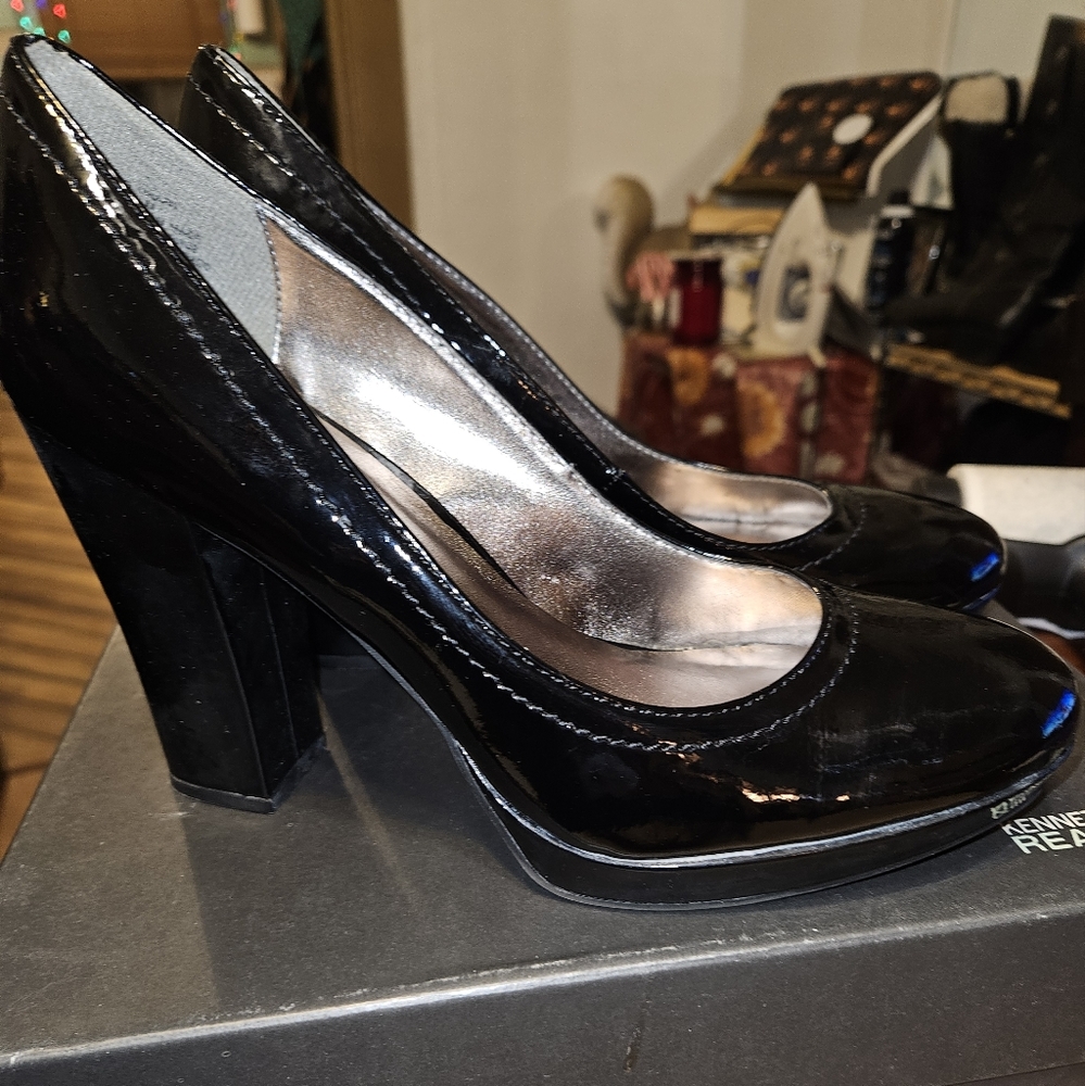 KENNETH COLE REACTION PROTO GRAPH faux patent leather platform pumps